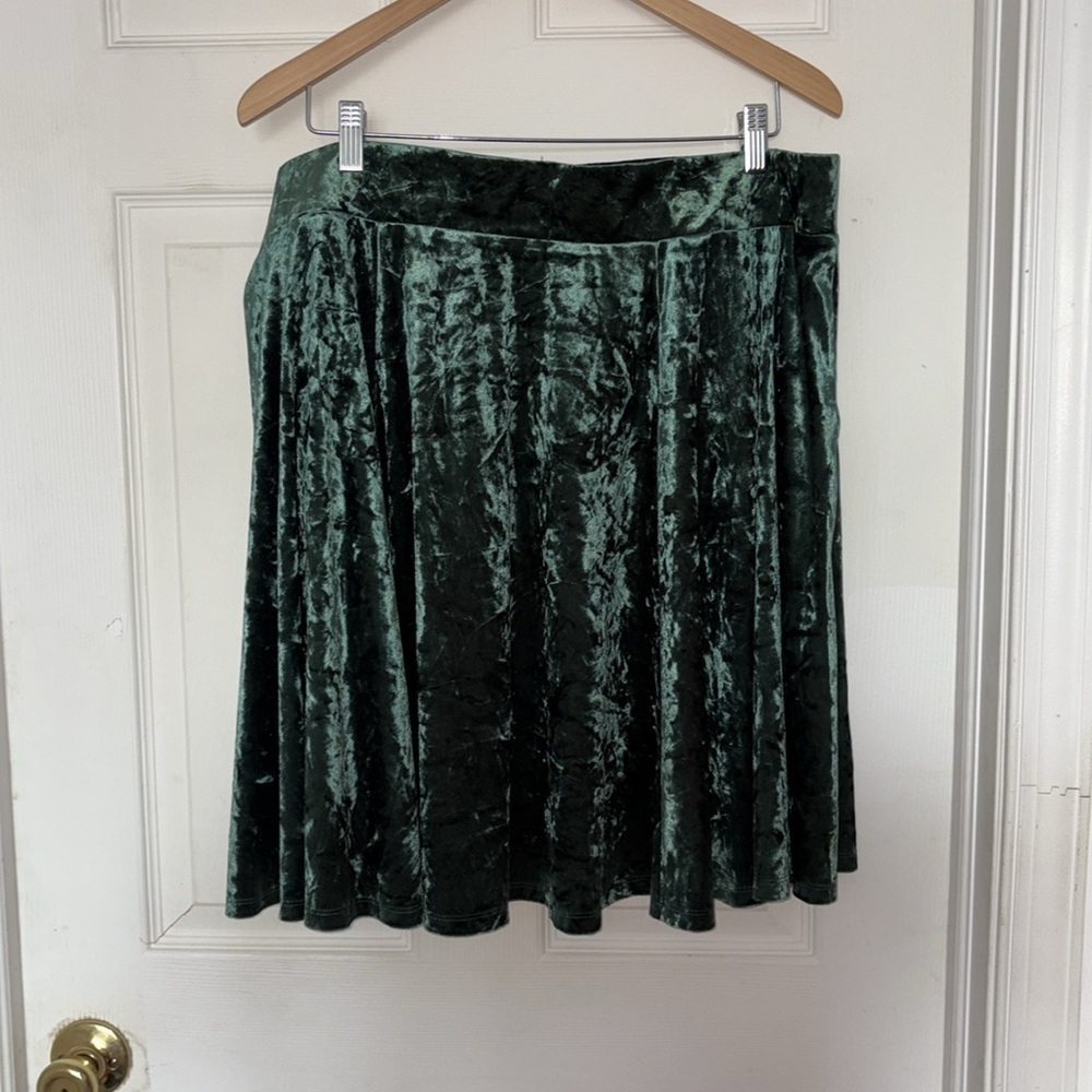 Torrid Mini Velvet Green Skater Skirt Size 2X - Picture 5 of 8